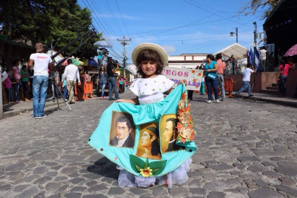 Una niña muestra su sonrisa en el desfile en Santa Rosa de Copán.