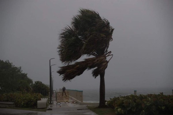 Huracán Isaías azotará este viernes a Bahamas y luego va hacia Florida