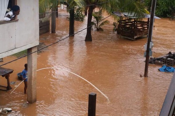 Se inunda el centro de Roatán por fuertes lluvias
