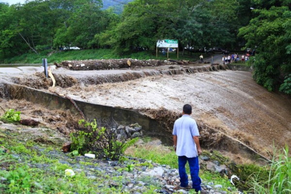 Destrucción, caos y congestionamiento deja lluvia en San Pedro Sula