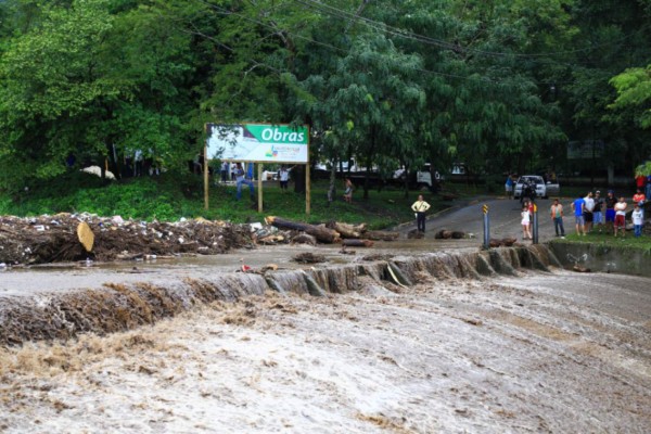 Destrucción, caos y congestionamiento deja lluvia en San Pedro Sula