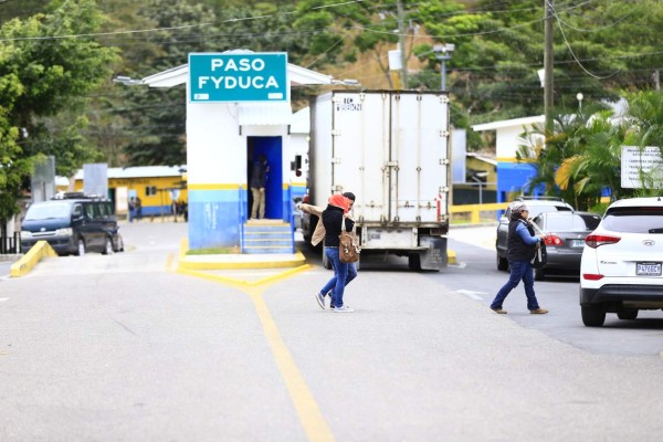 En 64% baja el paso de migrantes por frontera con Guatemala