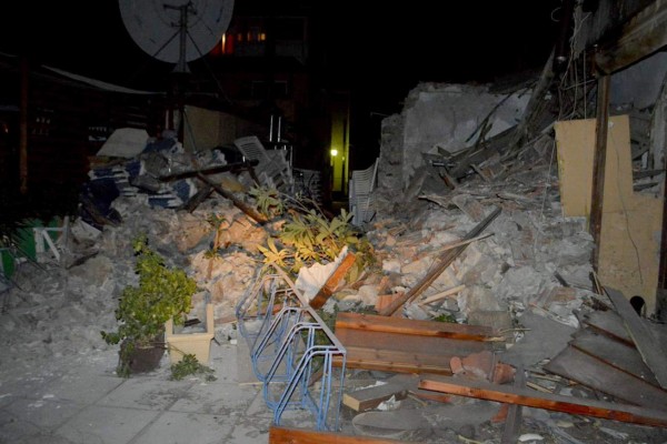 Terremoto en isla griega deja dos turistas muertos y más de un centenar de heridos
