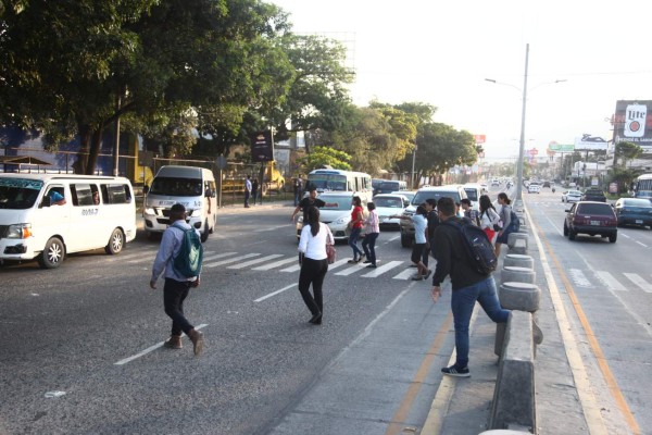 Sampedranos ponen en riesgo sus vidas al cruzar bulevares