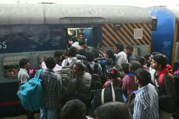 Vagones de tren con pasajeros se desprenden y recorren 12 km marcha atrás