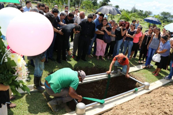 Destrozada por la tragedia, familia sepulta a niña en El Progreso, Yoro