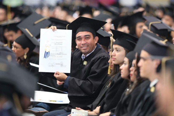 En medio de crisis la Unah gradúa a 695 profesionales