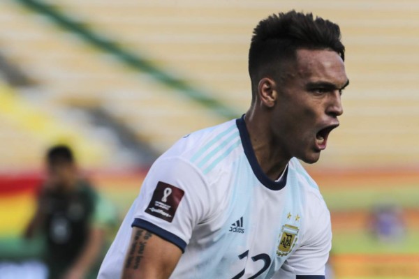 Argentina's Lautaro Martinez celebrates after scoring against Bolivia during their 2022 FIFA World Cup South American qualifier football match at the Hernando Siles Stadium in La Paz on October 13, 2020, amid the COVID-19 novel coronavirus pandemic. (Photo by Martin ALIPAZ / POOL / AFP)