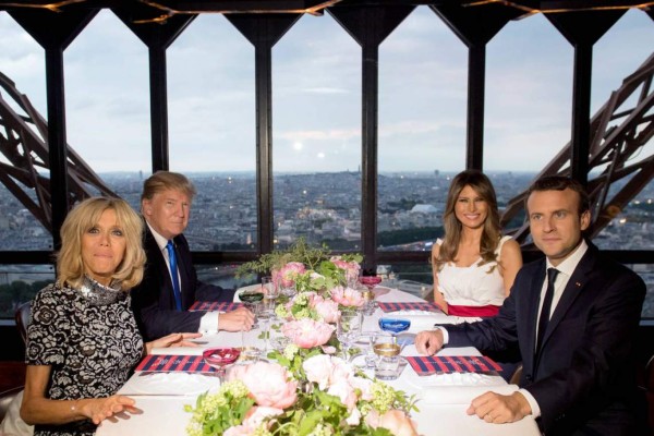 La verdad detrás de la imagen viral de Melania y Macron en París