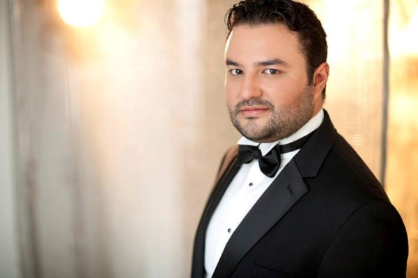 Tenor guatemalteco gana concurso de ópera de Plácido Domingo