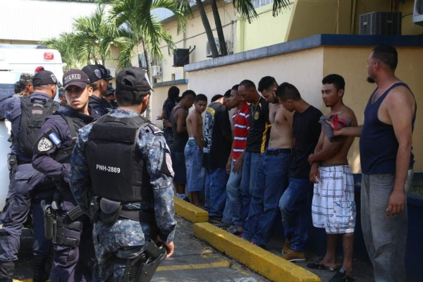 Policia detiene a 10 presuntos pandilleros en San Pedro Sula