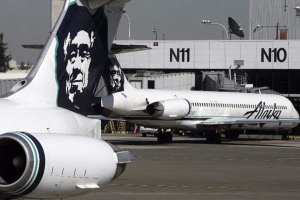 Sujeto roba un avión de pasajeros y lo estrella en la bahía de Seattle