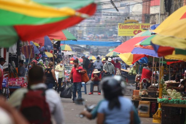 A pesar de 'estricto protocolo” siguen las aglomeraciones en mercados