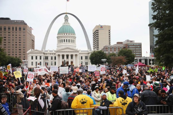 Miles de personas marchan contra la violencia policial cerca de Ferguson