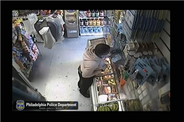 Video: Ladrón utiliza un banano para asaltar en una tienda