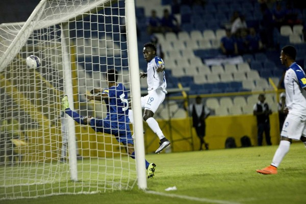 Honduras queda moribundo con empate ante El Salvador