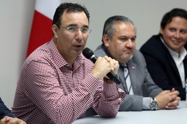 Luis Zelaya critica posiciones de JOH y Nasralla