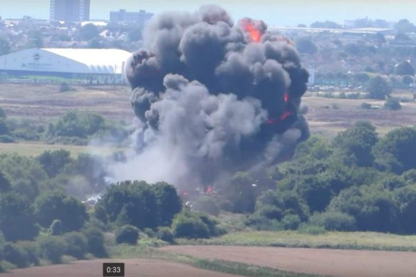 Impactante: Aficionado graba accidente aéreo tras acrobacia