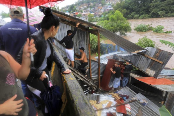 Lluvias por frente frío en Honduras dejan 350 evacuados