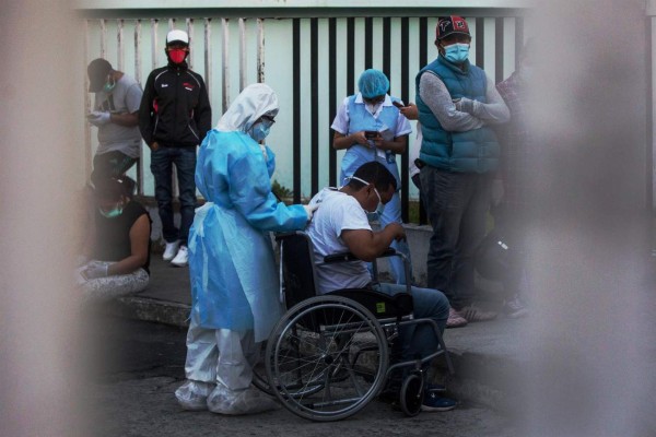 Hospitales de Guatemala se debaten entre saturación y pacientes en el suelo
