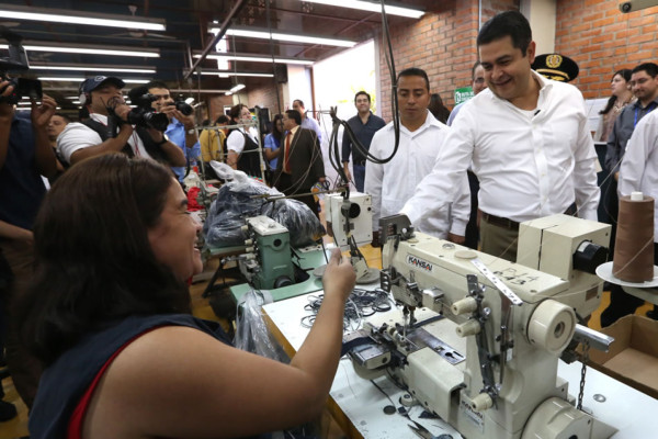 Presidente hondureño lanza programa que pretende generar 100.000 empleos