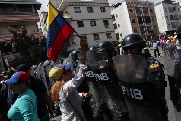 La Policía impide con gases lacrimógenos el paso de la marcha opositora en Venezuela