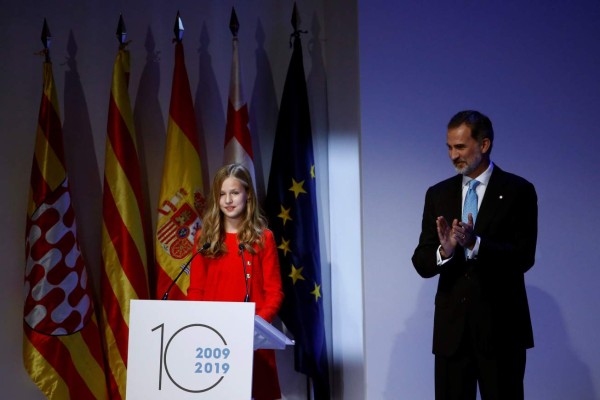 La princesa Leonor debuta en Cataluña entre protestas independentistas 