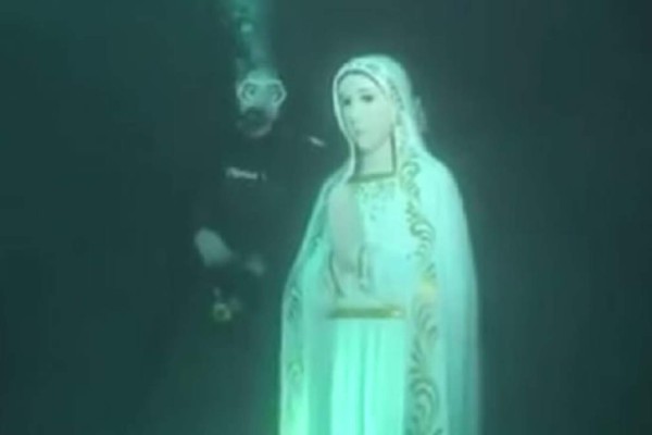 Buzos hallan imagen de la Virgen María en el fondo del océano en Filipinas