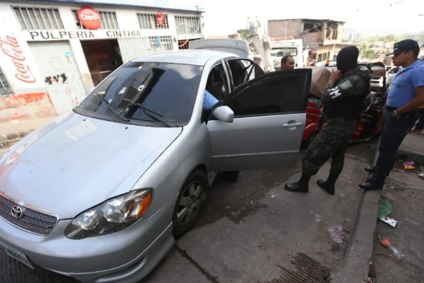 En tiroteo entre delincuentes y policías militares muere universitaria