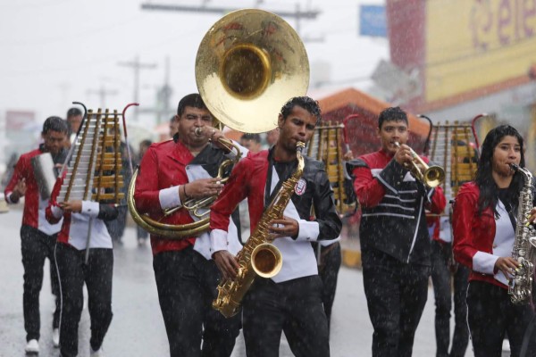 Bajo la lluvia, Tegucigalpa conmemora su 437 aniversario