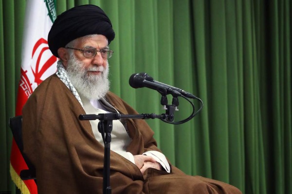 El líder supremo de Irán llama 'bruto' a Donald Trump