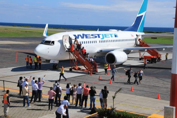 Llega primer vuelo de WestJet con turistas canadienses a la isla de Roatán