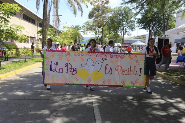 Más de 2,000 estudiantes marchan para promover la paz y la familia