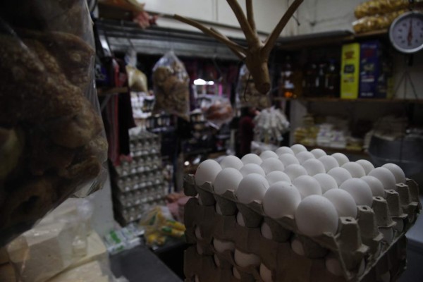 Cartón de huevos aumenta cinco lempiras en los mercados sampedranos