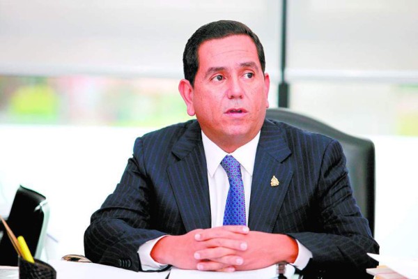 Mauricio Oliva preside la junta provisional en el Congreso Nacional