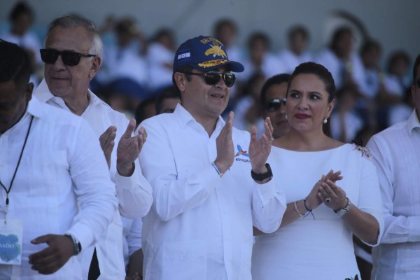 La foto que captó a Juan Orlando trapeando en el estadio nacional