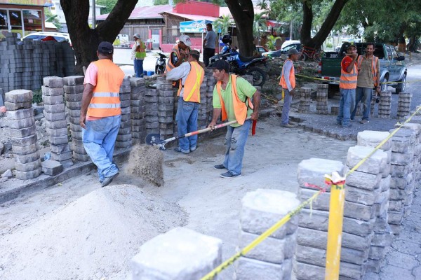 Reemplazan adoquín en Jardines del Valle