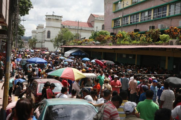Largas filas en Banadesa para cobrar sueldos