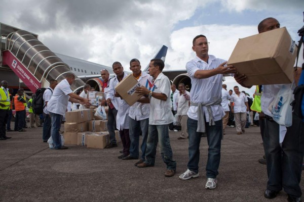 Médicos cubanos parten rumbo a Liberia para luchar contra el ébola
