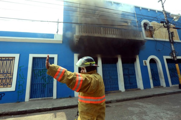 Provocan incendio en sede del Partido Nacional