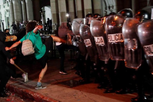 Capturan a presuntos infiltrados durante protesta del sábado en Guatemala