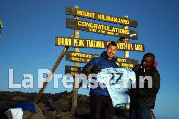 Roger Espinoza y su travesía de inicio de año en las montañas de Tanzania