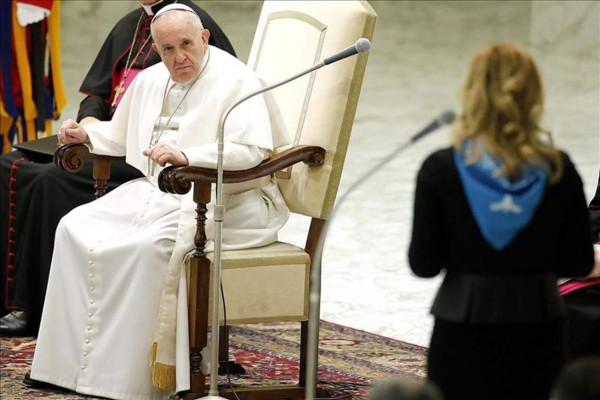 El papa critica que ofrezcan '11 horas de trabajo a 600 euros'