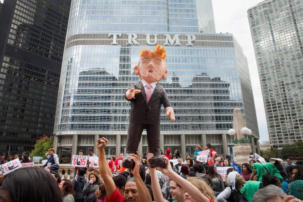 Protestan contra Trump en el Día de la Hispanidad en EUA