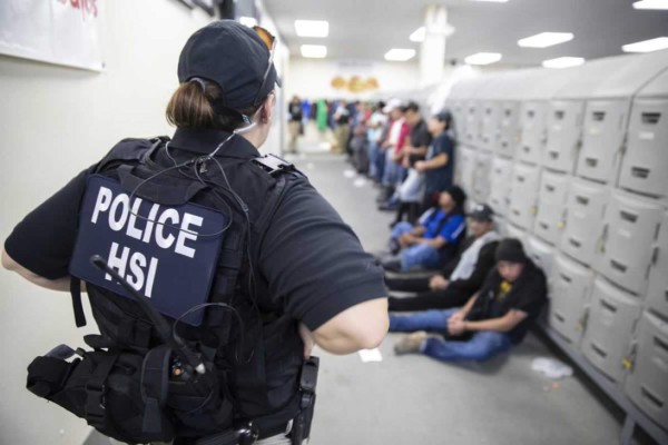 ICE hace una redada histórica de 680 inmigrantes en Misisipi