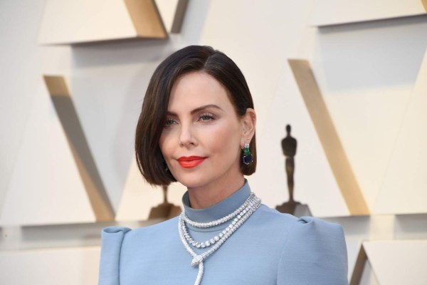 Charlize Theron impresiona con nuevo look en los premios Óscar 2019