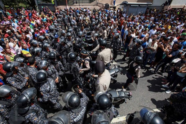 Dos muertos por ataque de grupo armado durante consulta opositora en Venezuela