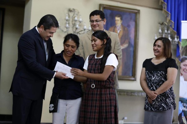 Entregan 22,000 becas a estudiantes hondureños