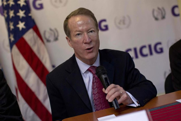 William Brownfield habla sobre seguridad con el presidente de Honduras, Juan Orlando