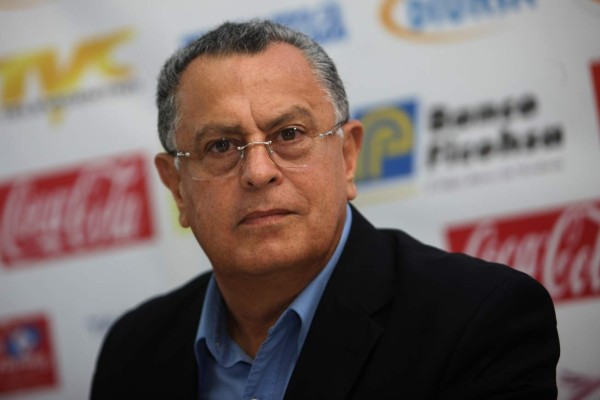 El técnico Juan de Dios 'Cuate' Castillo es hospitalizado en México